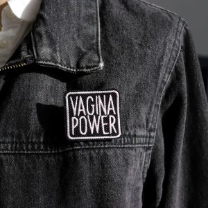 broche "vagina power"