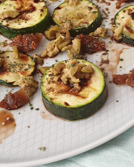 Gegrilde courgette met groene olijven