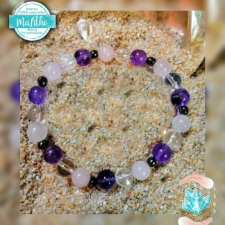 Je vous ai composé soigneusement ce bracelet spécial détente et relaxation et positivité de ma gamme ''MaLitho'' avec du CRISTAL DE ROCHE qui soit disant à la réputation de vous apporter  la joie, la force, la zen attitude, du QUARTZ ROSE pour la détente et L'AMETHYSTE bien connu  pour calmer les angoisses, les cauchemars et  aidez  à l'endormissement.