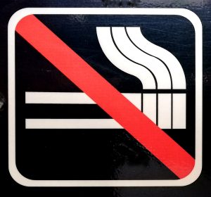 Rauchverbot in Halmstad - weiß auf schwarz mit rot