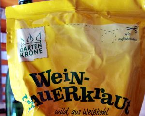 Sauerkrautverpackung mit einer verschnörkelten Aufschneidelinie