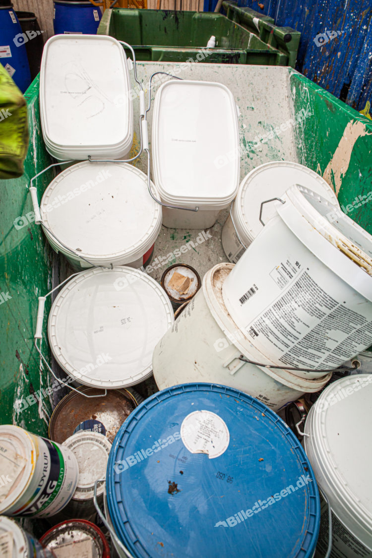 Sortering af farligt affald (maling vandbaseret) på genbrugsplads
