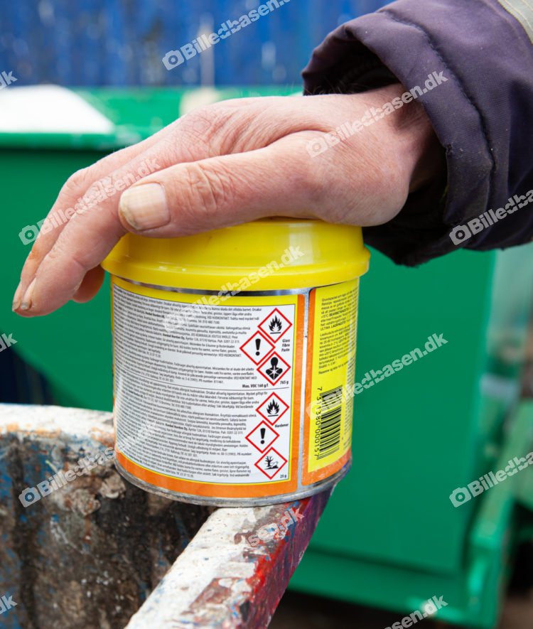 Sortering af farligt affald (tokomponent hardener) på genbrugsplads