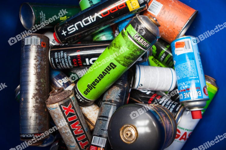Sortering af farligt affald (spraydåser) på genbrugsplads