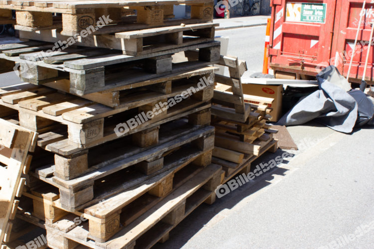 Affaldscontainer og europaller på offentlig vej