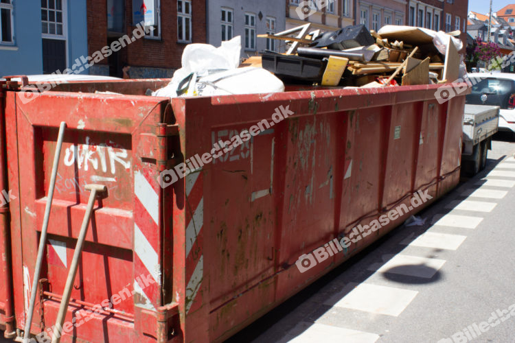 Affaldscontainer på offentlig vej