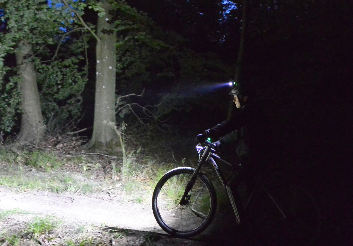 LED lys på cyklen til nattekørsel. Booster X9 og Booster XH2