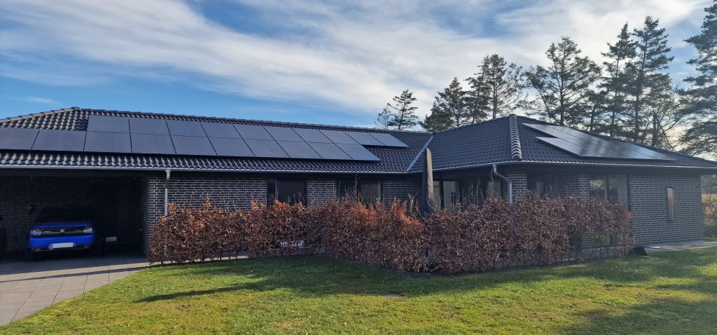 10,1 kW peek solcelle anlæg på taget.