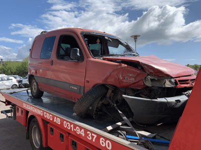 Bilskrot i Angered fraktar krockad bil till återvinning