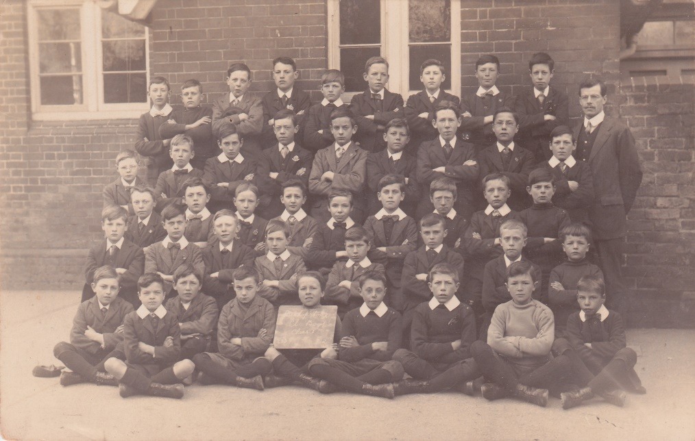 C:\Documents and Settings\Chris\My Documents\My Pictures\Bishopstoke History Society\Bishopstoke and Eastleigh Schools (32)\Bishopstoke Council school Boys Class 1.jpg