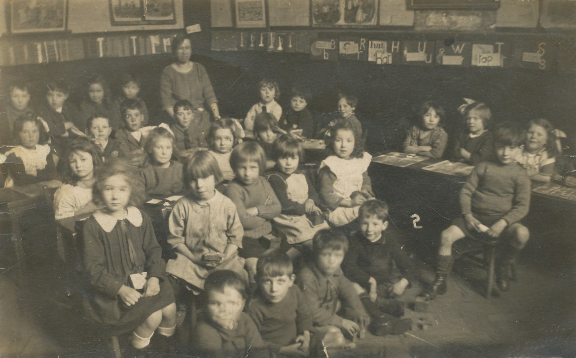 C:\Documents and Settings\Chris\My Documents\My Pictures\Bishopstoke History Society\Bishopstoke and Eastleigh Schools (32)\Bishopstoke school 12 - Miss Street's Class 2b.jpg