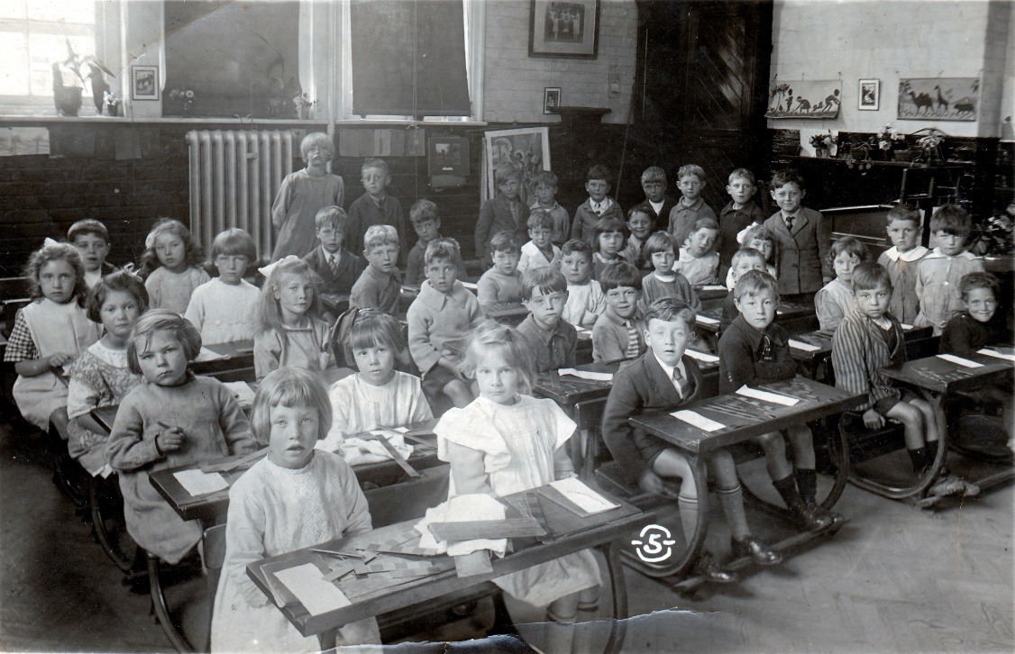 C:\Documents and Settings\Chris\My Documents\My Pictures\Bishopstoke History Society\Bishopstoke and Eastleigh Schools (124)\Bishopstoke Infants Class b.jpg