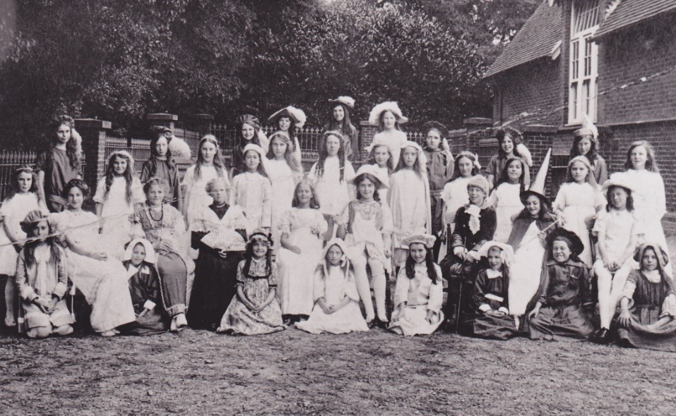 C:\Documents and Settings\Chris\My Documents\My Pictures\Bishopstoke History Society\Bishopstoke and Eastleigh Schools (32)\Bishopstoke school 8 - Cast of Cinderella.jpg