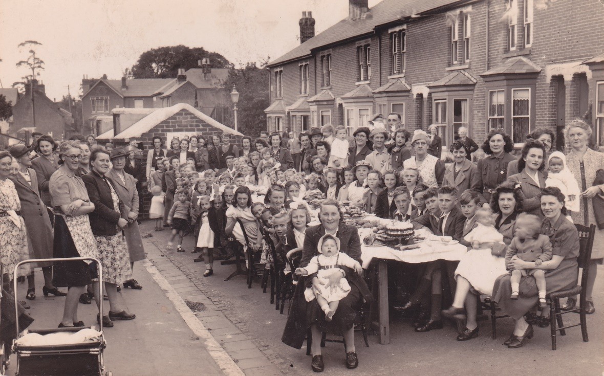 C:\Documents and Settings\Chris\My Documents\My Pictures\Bishopstoke History Society\Bishopstoke Carnival and Social Groups\Hamilton Road (possibly 1940s).jpg