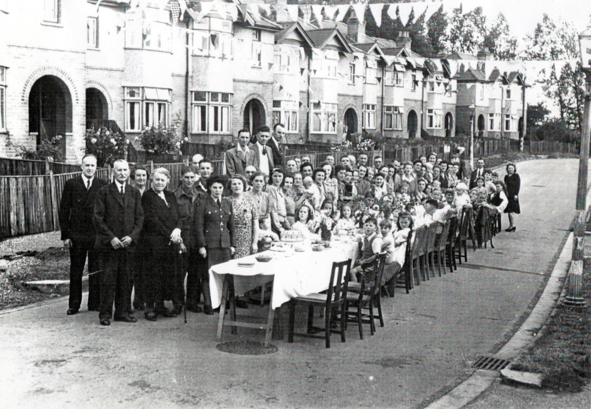 C:\Documents and Settings\Chris\My Documents\My Pictures\Bishopstoke History Society\Miscellaneous (218)\Drake Road - VJ Celebrations September 1945 b.jpg