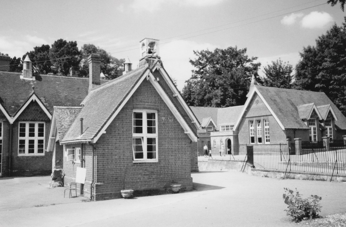 C:\Documents and Settings\Chris\My Documents\My Pictures\Bishopstoke History Society\Bishopstoke and Eastleigh Schools (124)\Bishopstoke School 19c Last week 1989.jpg