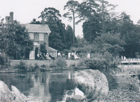 C:\Documents and Settings\Chris\My Documents\My Pictures\Bishopstoke History Society\Riverside (73)\Itchen House Gardens.jpg
