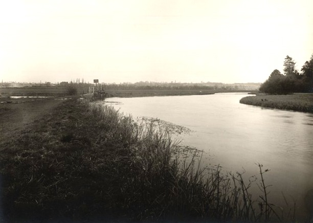 C:\Documents and Settings\Chris\My Documents\My Pictures\Bishopstoke History Society\River Itchen and Itchen Navigation (51)\Itchen Navigation, Barton Lock b.jpg