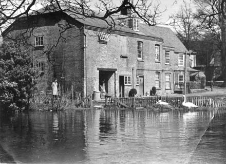 C:\Documents and Settings\Chris\My Documents\My Pictures\Bishopstoke History Society\River Itchen and Itchen Navigation (51)\Wharf Hill 2 (at the head of the Itchen Canal).jpg