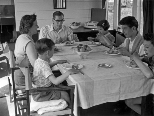 A family eating at a table Description automatically generated with low confidence