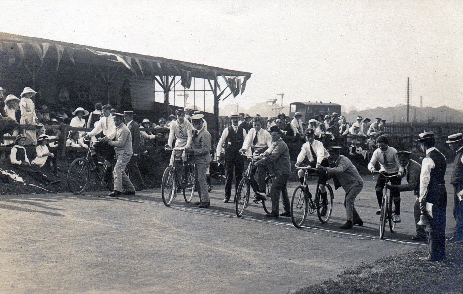 A group of people on bicycles Description automatically generated with low confidence