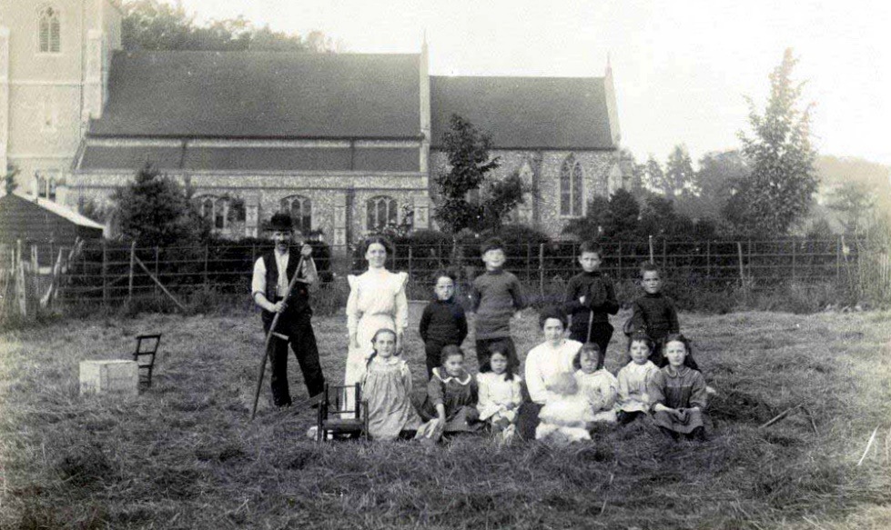 A group of people posing for a photo Description automatically generated with medium confidence