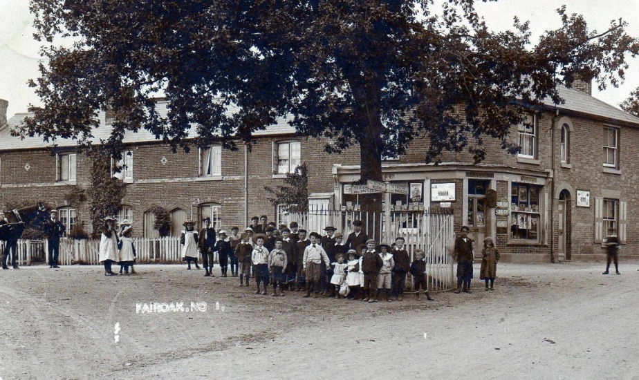 A group of people standing outside a building Description automatically generated with medium confidence