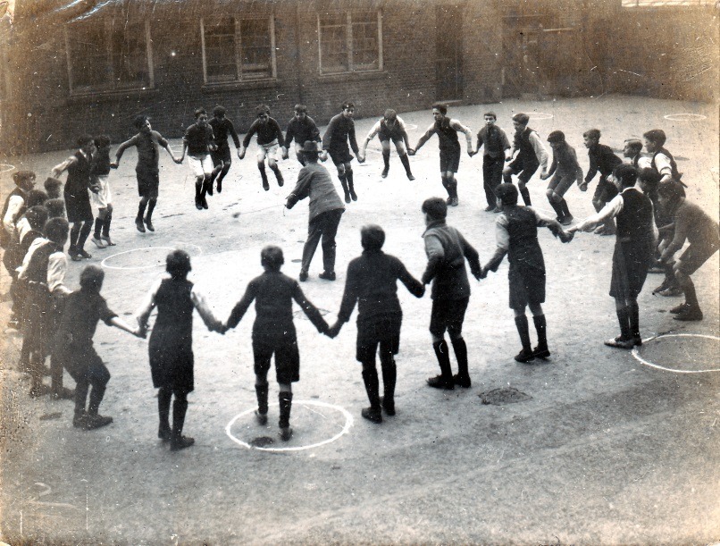 C:\Documents and Settings\Chris\My Documents\My Pictures\Bishopstoke History Society\Bishopstoke and Eastleigh Schools (32)\Bishopstoke school 3 (circa 1912).jpg