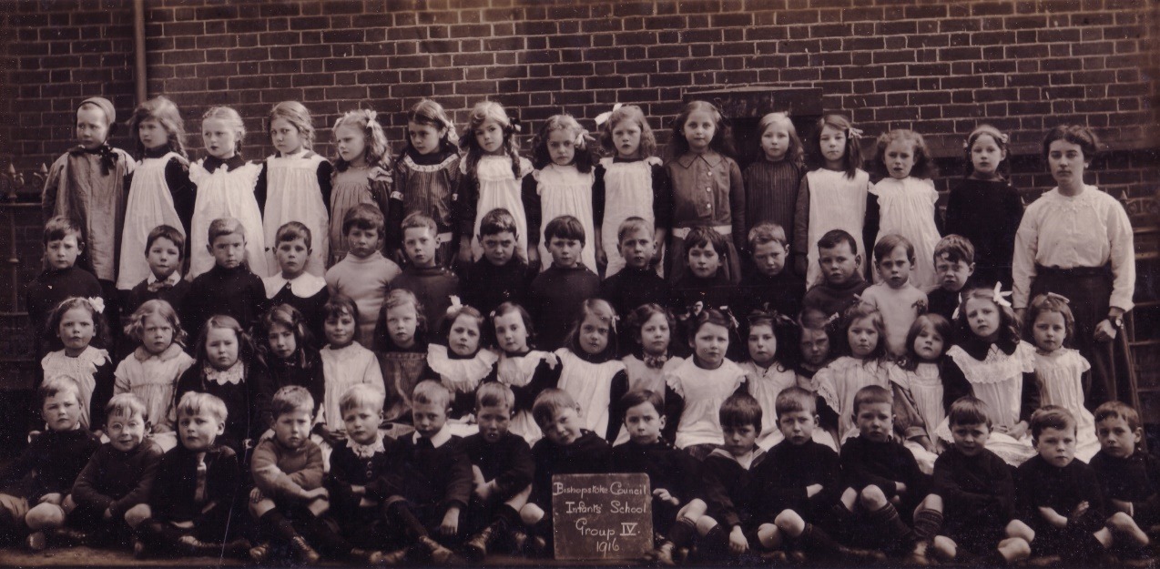 C:\Documents and Settings\chris\My Documents\My Pictures\Humby Family Archive\Bishopstoke School 1916. William Charles Humby is the boy on the right of the board holding it with his left hand.jpg