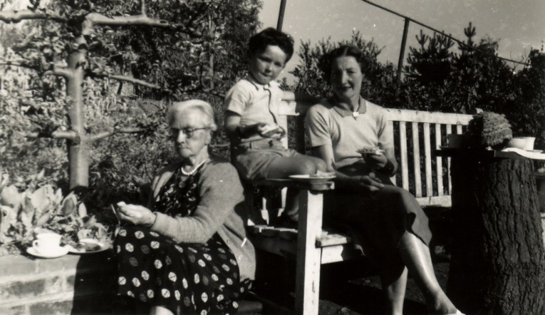 C:\Documents and Settings\chris\My Documents\My Pictures\Humby Family Archive\Ada, Christopher & Dulcie in garden, 82 Spring Lane, Bishopstoke. 1954 ish.jpg