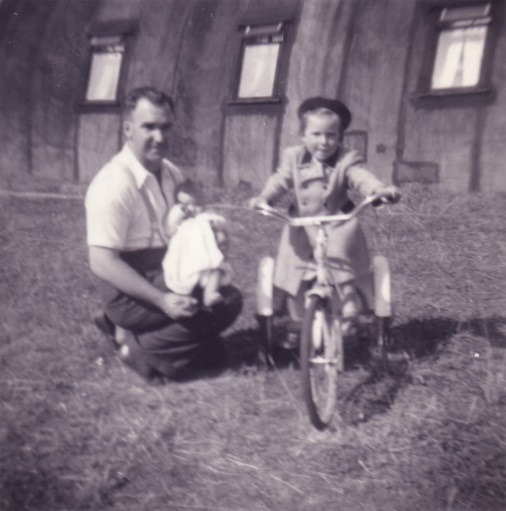 C:\Documents and Settings\chris\My Documents\My Pictures\Chamberlain Family Archive\Chamberlain Family Archive\Shirley, Les & Dad - 1953.jpg