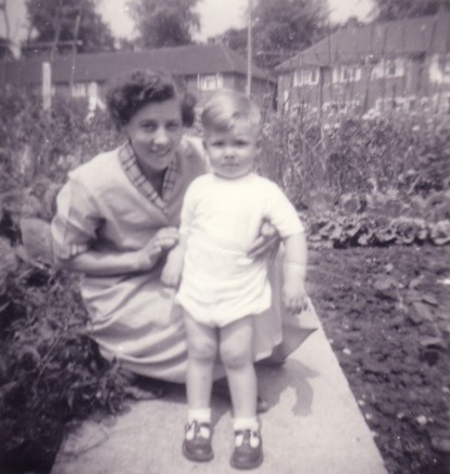 C:\Documents and Settings\chris\My Documents\My Pictures\Chamberlain Family Archive\Chamberlain Family Archive\Mum & Les - Sedgewick Road, August 1955.jpg