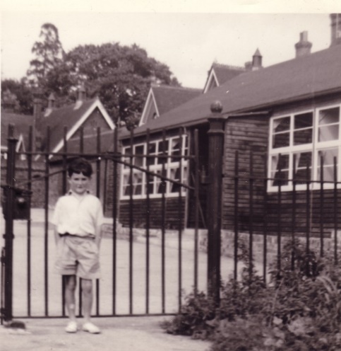 C:\Documents and Settings\chris\My Documents\My Pictures\Humby Family Archive\Chris at gates of Bishopstoke School.jpg