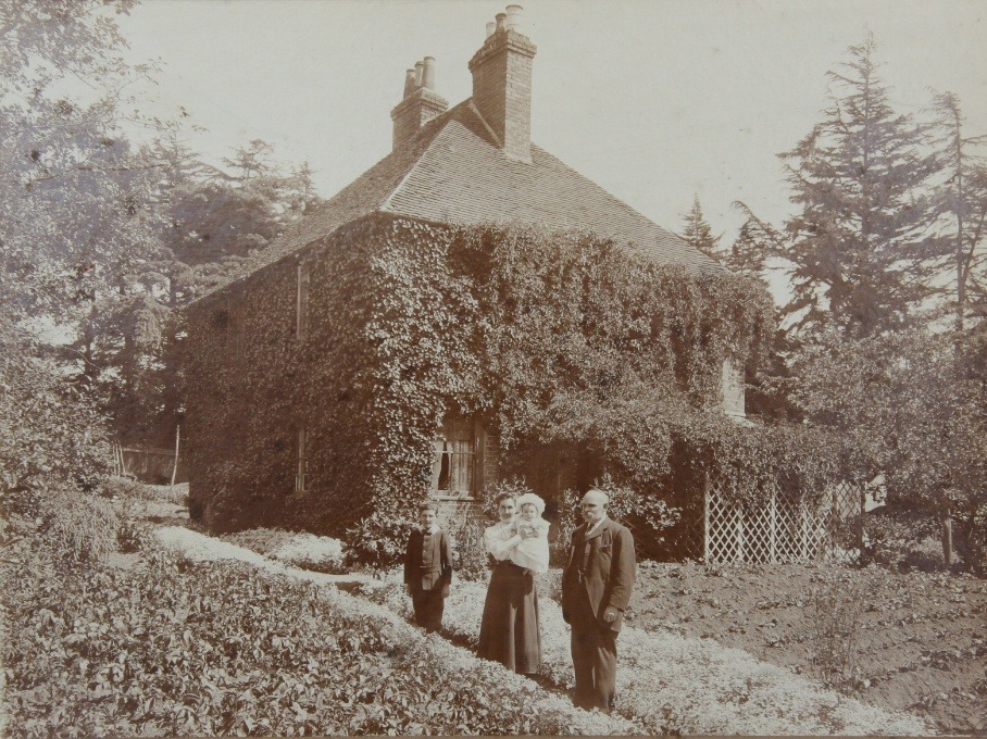 C:\Documents and Settings\Chris\My Documents\My Pictures\Bishopstoke History Society\Spring Lane (28)\Humby Family at 66 (now 82) Spring Lane circa 1910.jpg