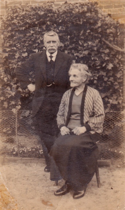 C:\Documents and Settings\Chris\My Documents\My Pictures\Bishopstoke History Society\Stoke Common (8)\Mr and Mrs Woodford, Stoke Common c.jpg