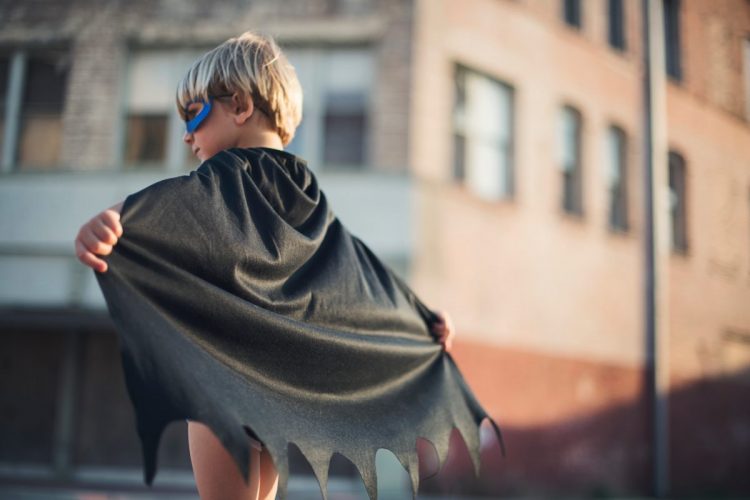 Barn utklädd till superhjälte