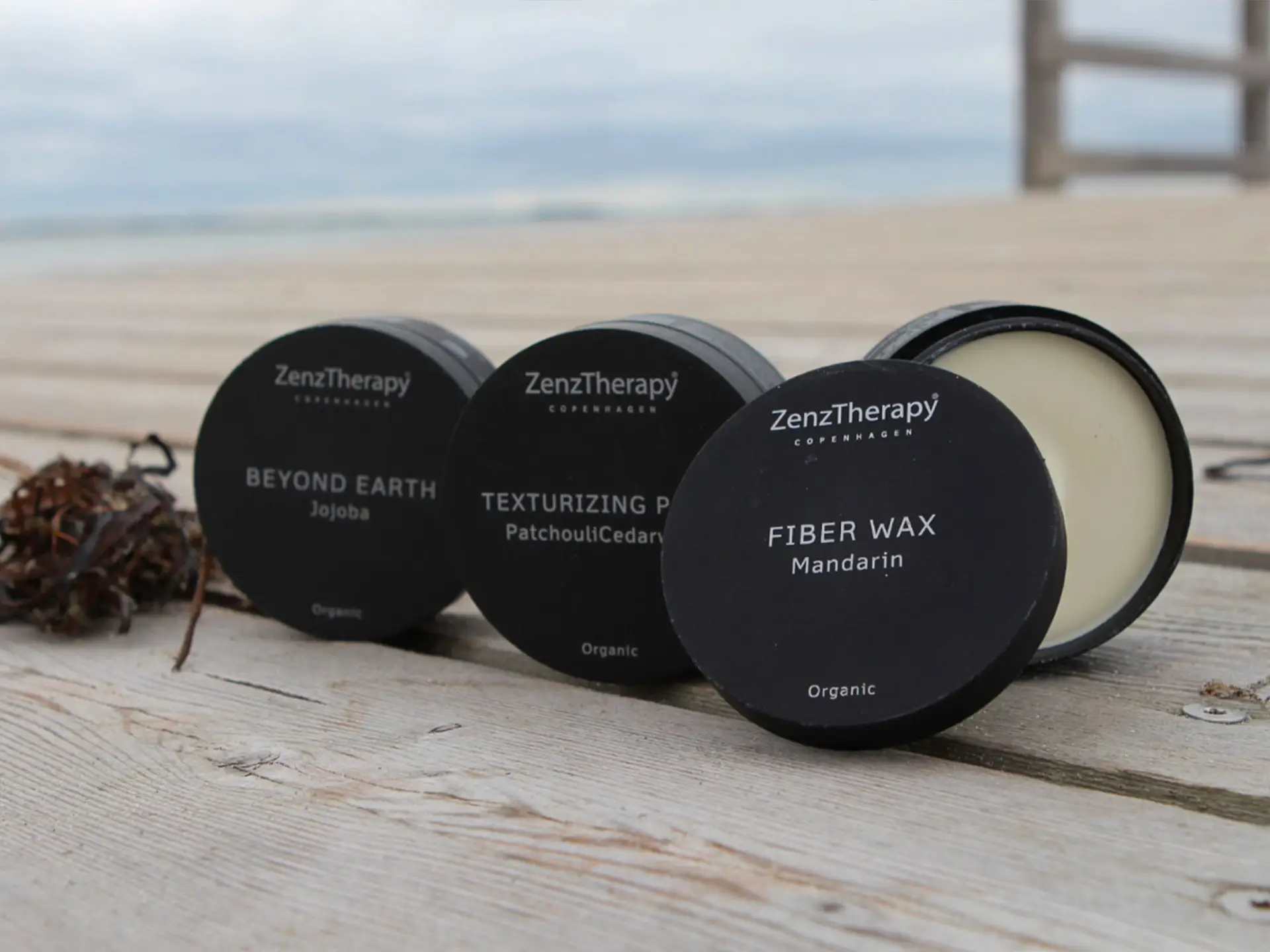 ZenzTherapy voks produkter på en strand
