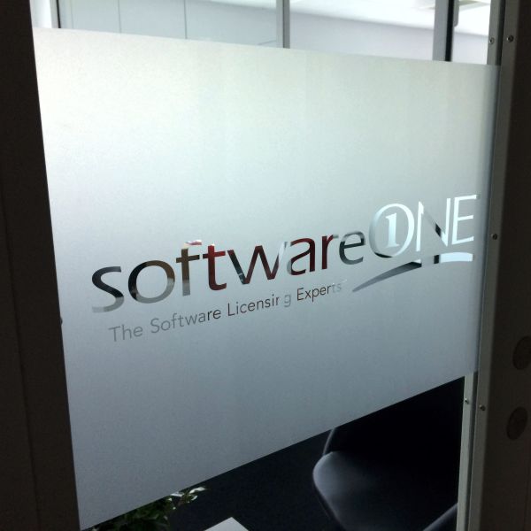 Rudedekoration med negativt udskåret logo hos SoftwareONE Rudedekoration med negativt udskåret logo hos SoftwareONE