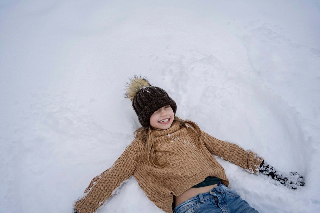 barnfoto i snö