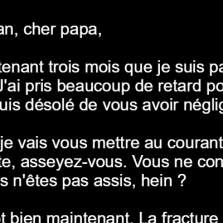 Un jeune homme écrit une lettre à ses parents