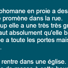 Une femme rentre dans une église