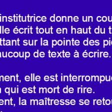 La jeune institutrice donne un cours à ses élèves