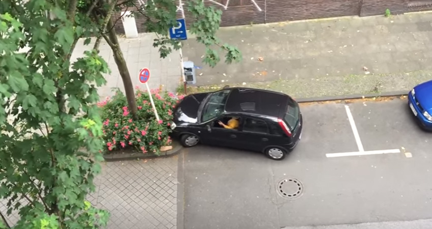 De sa fenêtre, un homme a filmé une femme qui essayait de garer sa voiture. Vous allez rouler sur le sol en vous tordant de rire!