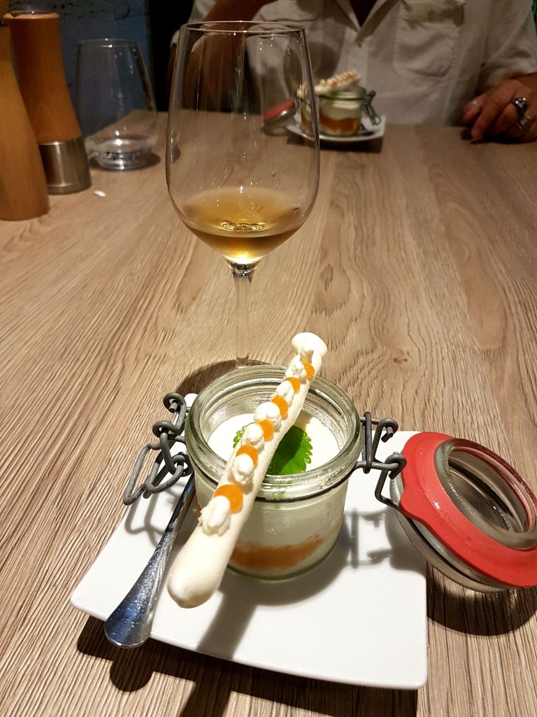 Färskost med handgjord Aprikossylt med en marängstav på Restaurang Ikon