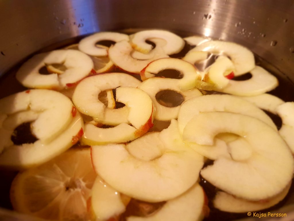 Skivade äpplen i vatten med citronsyra