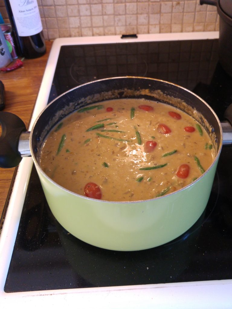 koka soppa på en spik, röd lincurry