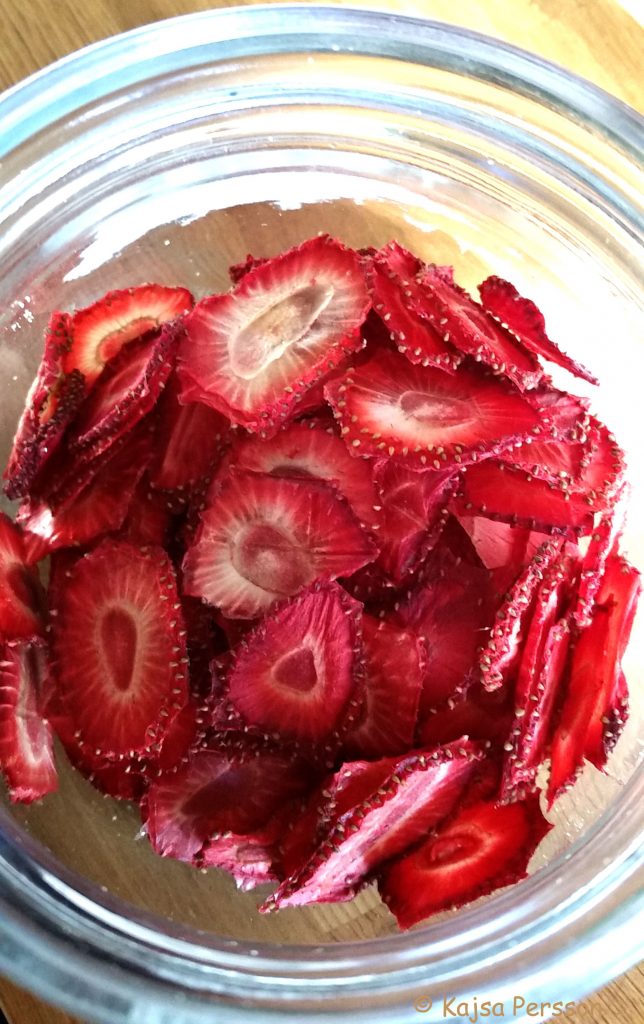 Torkade skivade jordgubbar i en glasburk. är bra när man undviker sockerfällor