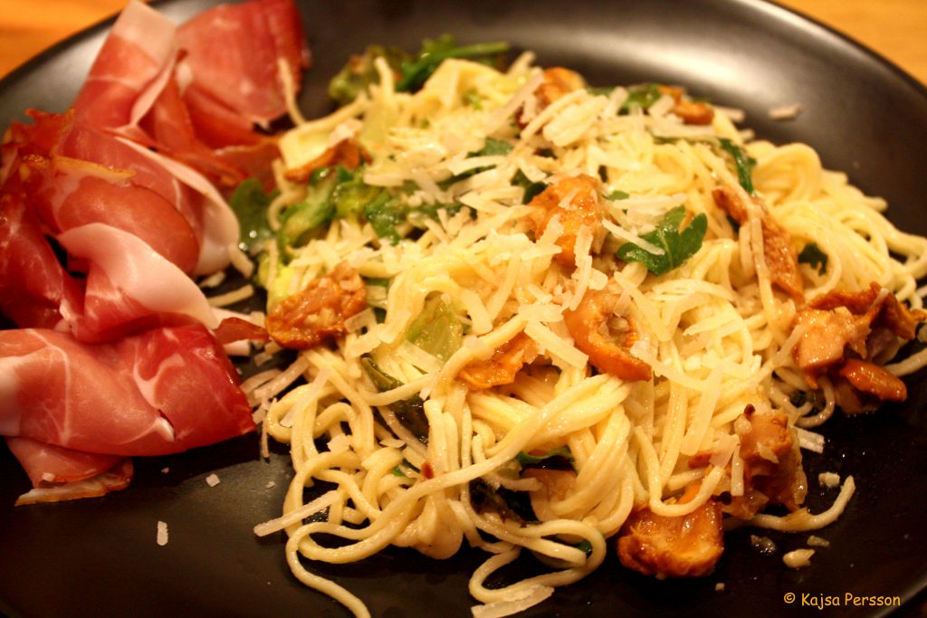 pasta med kantareller och brynt salladsmör och lufttorkad skinka