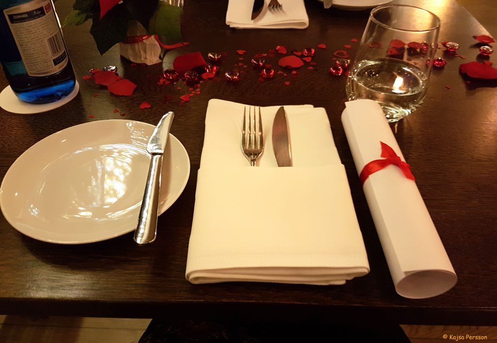 Bordet var dukat fint med menyn vid sidan om med siden snöre runt på restaurang Ritz i Gdansk