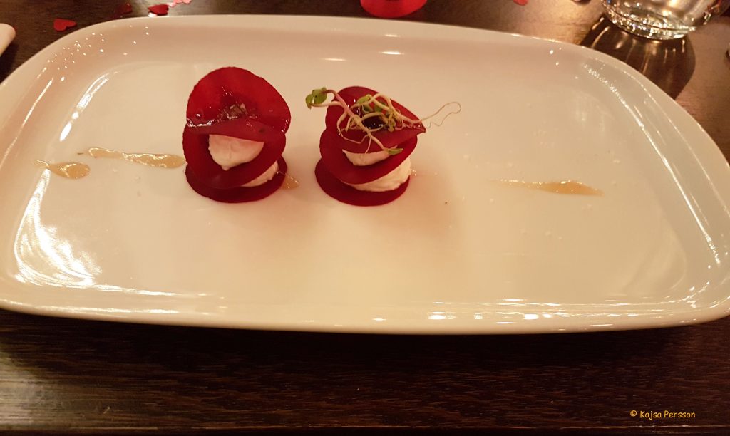 Rödbets "flakes" med krämig getostcréme , grön fikonsenap och valnötter, Rosévinsreduktion och Porcinisalt på restaurang Ritz i Gdansk